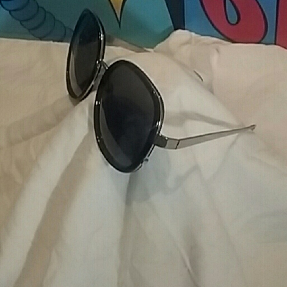 Large Rim Sunglasses - Picture 3 of 4